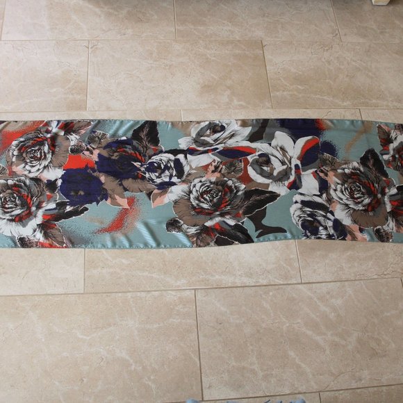 New & Tag Vince Camuto Long Rectangle Flower Scarf - Picture 6 of 14